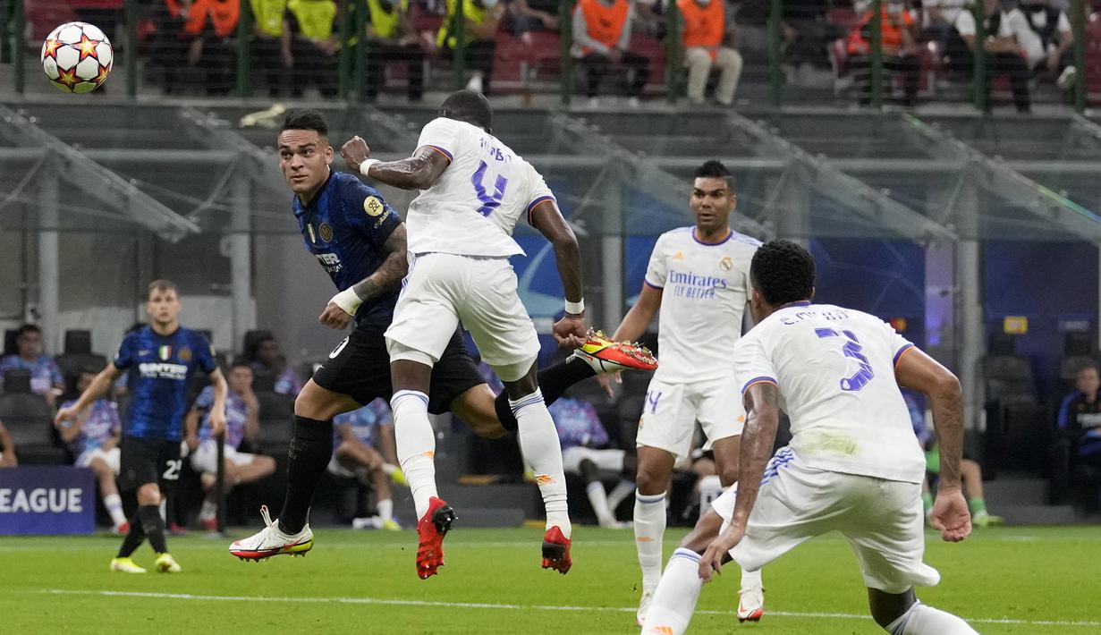 Pada menit ke-19 Inter Milan kembali memperoleh peluang emas. Sundulan yang dilepaskan Lautaro Martinez usai menerima umpan Ivan Perisic masih mampu dihentikan Thibaut Courtois. (Foto: AP/Antonio Calanni)