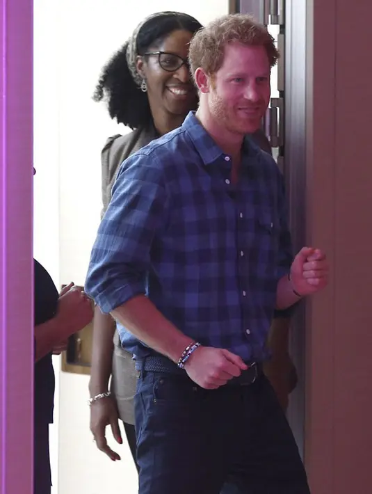 Melansir Ace Showbiz. Dikabarkan Pangeran Harry akan segera melamar Meghan Markle saat keduanya melakukan perjalan ke Afrika nanti. Disebut mengikuti sang kakak lantaran kala itu Pangern William melamar Kate saat perjalanan ke Kenya. (AFP/Bintang.com)