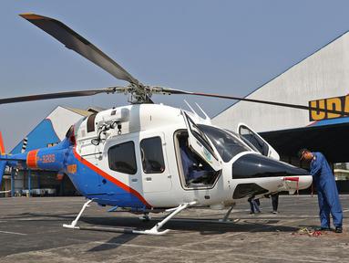 Polisi memeriksa helikopter Bell 429/P-3203 di Hanggar 3 Ditpoludara Korpolairud Polri, Pondok Cabe, Tangerang Selatan, Banten, Rabu (11/9/2019). Penambahan helikopter tersebut untuk mendukung tugas-tugas operasional Polri. (Liputan6.com/Herman Zakharia)