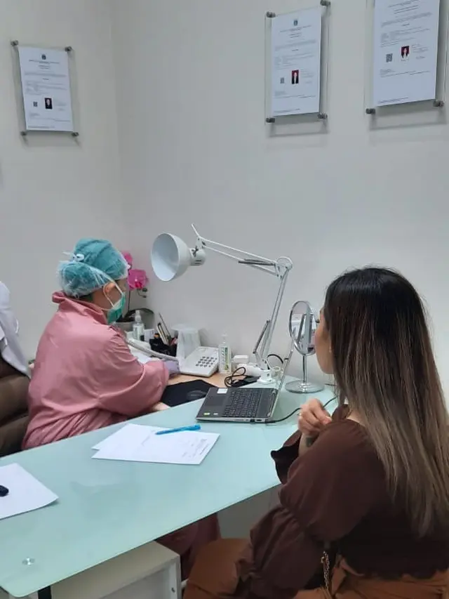 Irindacil saat berkonsultasi dengan dokter kecantikannya di Ayuri Glow Clinic (ist)