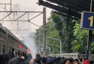 Kereta rangkaian listrik (KRL) KA 1336 rute Jakarta Kota-Bogor mengalami gangguan di jalur 1 Stasiun Universitas Pancasila, Jakarta Selatan, Selasa (10/2/2026).