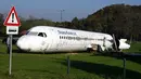 Badan pesawat Fokker-100 terlihat diparkir di halaman rumah Robert Sedlar di Strmec Stubicki, dekat Zagreb, Kroasia, 26 Oktober 2019. Ruangan dalam pesawat, yang dibangun untuk mengangkut 100 penumpang, kini tampak kosong dan hanya menyisakan katup penutupnya. (Denis LOVROVIC / AFP)