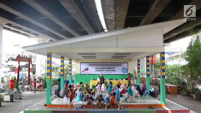 Ibu-ibu PKK Belajar Merajut di RPTRA Pademangan Timur