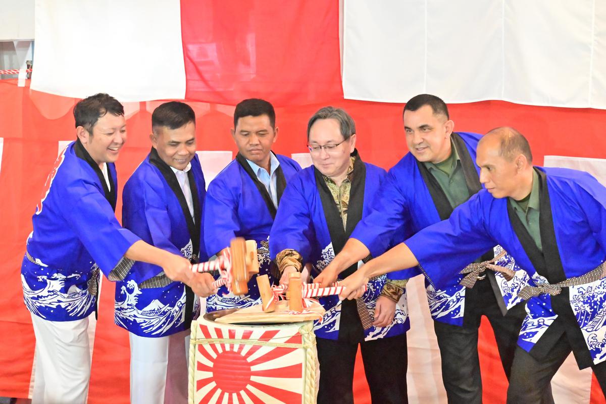 Trandisi Pemecahan Tong Sake Jepang