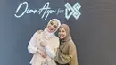 Keduanya tampil senada dengan nuansa hijau. Dian kenakan outfit layerung sedangnkan Natasha kenakan gamis hijau yang stylish. [Foto: Instagram/ Natasha Rizky]