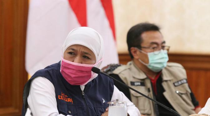 Konferensi pers perkembangan kasus virus corona baru yang memicu COVID-19 di Gedung Grahadi, Jumat (17/4/2020) (Foto: Liputan6.com/Dian Kurniawan)