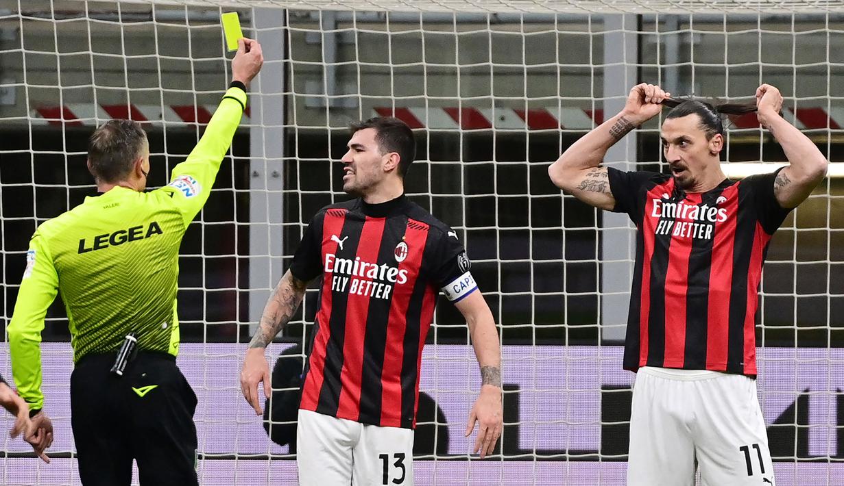 Kedua pemain pun akhirnya diganjar kartu kuning oleh wasit. (AFP/Miguel Medina)