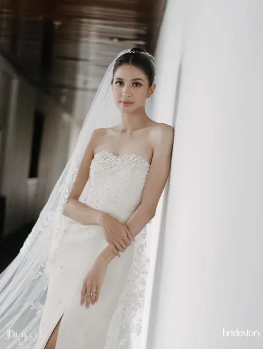 Mikha Tambayong pakai gaun pengantin milik mendiang mama yang dipoles Jeffry Tan. Gaun pengantin klasik model strapless itu mendapat beberapa perubahan seperti detail payet dan taburan beads. [Instagram/miktambayong]