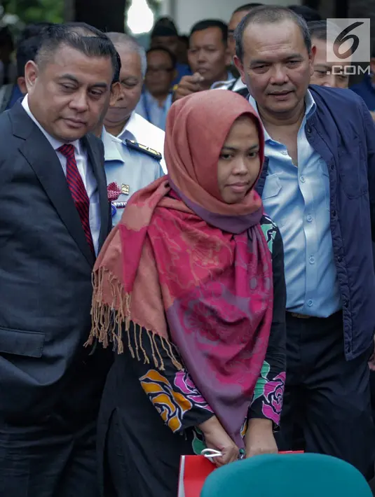 Siti Aisyah didampingi Menteri Hukum dan HAM Yasonna Laoly tiba di Bandara Halim Perdanakusuma, Jakarta, Senin (11/3). Siti Aisyah kembali ke Indonesia setelah dibebaskan oleh Pengadilan Tinggi Shah Alam. (Liputan6.com/Faizal Fanani)