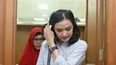 Ade sendiri terkesan tegar di awal kedatangan. Tak bisa menyembunyikan rona kesedihan ketika keluar dari ruang sidang. Dengan mata sembab dan wajah sendu, ia terlihat menggengam secarik tisu, keluar dari ruangan. (Nurwahyunan/Bintang.com)