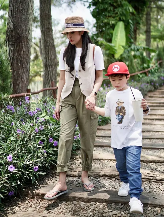 Seru menemani anak-anak jalan mengenakan sandal jepit, potretnya ini banyak disorot netizen. Meski memakai sendal jepit, penampilannya tetap keren. Bahkan banyak netizen yang menyebut bahwa Sandra Dewi yang tidak seputih dulu masih tetap menawan. (Liputan6.com/IG/@sandradewi88)