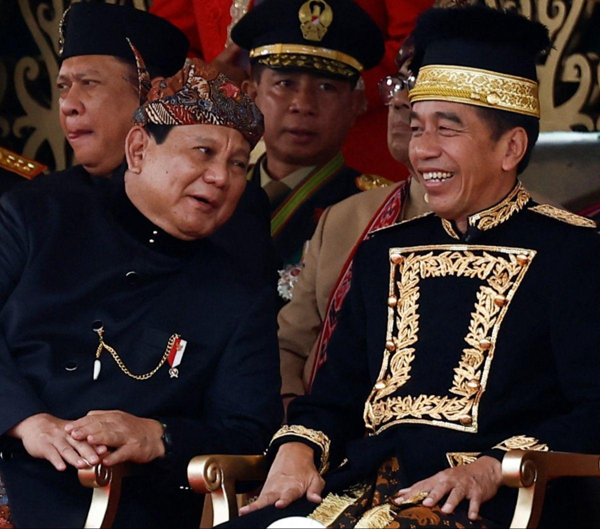 Momen keakraban Presiden RI Joko Widodo bersama Menteri Pertahanan sekaligus Presiden terpilih Prabowo Subianto turut mewarnai Upacara Detik Detik Proklamasi Kemerdekaan RI di Istana Negara, Ibu Kota Nusantara (IKN), Penajam Paser Utara, Kalimantan Timur,