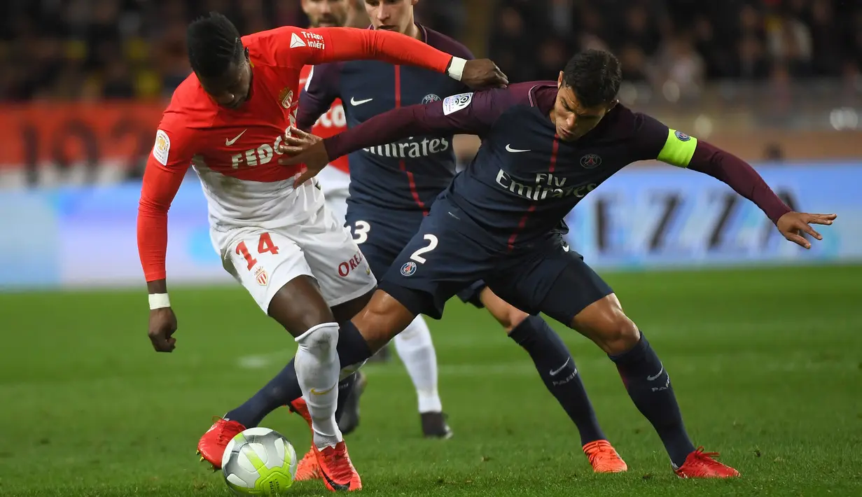 Pemain AS Monaco, Keita Balde Diao (kiri) berebut bola dengan pemain PSG, Thiago Silva pada  anjutan Ligue 1 di Louis II stadium, Monaco, (26/11/2017). PSG menang 2-1. (AFP/Anne-Christine Poujoulat)