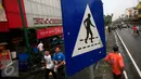 Sejak dilarangnya parkir motor di kawasan pedestrian Malioboro, kini kawasan tersebut terlihat lebih rapi dan bersih, Yogyakarta, Jumat (8/4). Sejumlah warga terlihat menikmati jalan sore di kawasan tersebut. (Liputan6.com/Boy Harjanto)