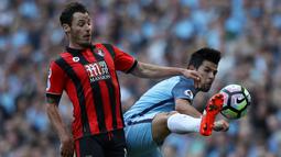 Pemain Manchester City, Nolito (kanan), berebut bola dengan pemain Bournemouth, Adam Smith, dalam laga pekan kelima Premier League di Stadion Etihad, Sabtu (17/9/2016) malam WIB. (Reuters/Phil Noble)
