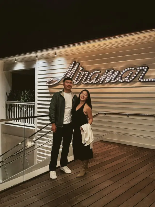 Gaya Bumil Cantik Nikita Willy Rayakan Ulang Tahun Pernikahan ke-4 di California dengan Outfit Hitam Putih yang Minimalis