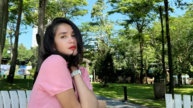 Tampil Girly dan Awet Muda, Ini Potret Ussy Sulistiawaty dengan Dress Pink