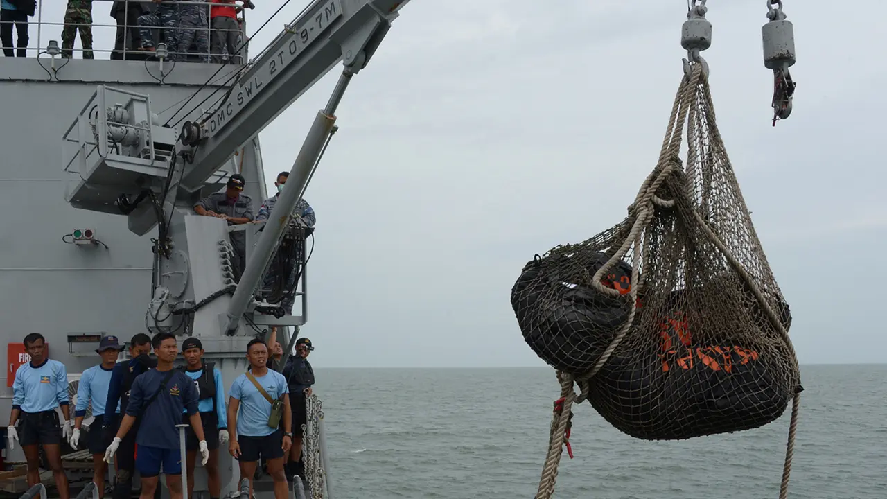 Evakuasi korban AirAsia QZ8501 oleh prajurit TNI 