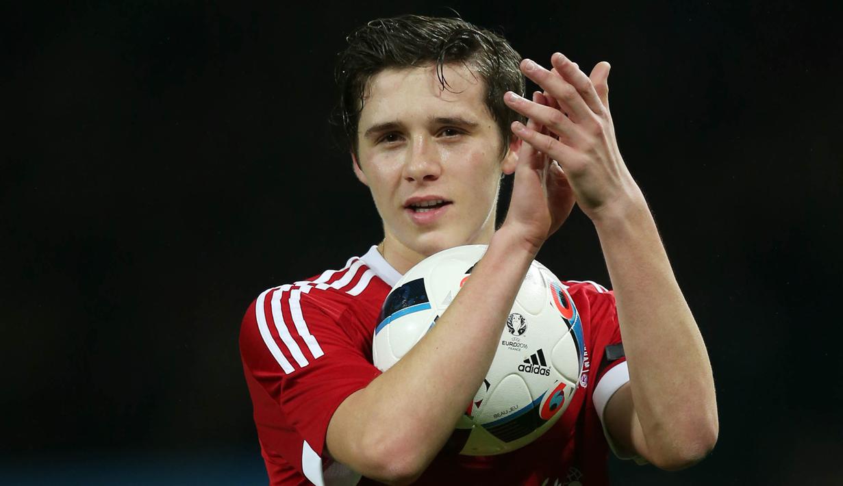 Pemain Great Britain & Ireland XI, Brooklyn Beckham, memberikan aplaus usai bertanding pada laga amal melawan World XI di Old Trafford, Inggris, Sabtu (14/11/2015) dini hari WIB. (Action Images via Reuters/Alex Morton)