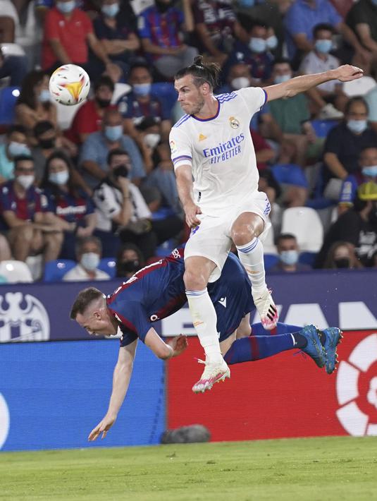 Pemain Real Madrid Gareth Bale (kanan) berebut bola dengan pemain Levante Carlos Clerc pada pertandingan La Liga Spanyol di Stadion Ciutat de Valencia, Valencia, Spanyol, Minggu (22/8/2021). Pertandingan berakhir dengan skor 3-3. (AP Photo/Alberto Saiz)