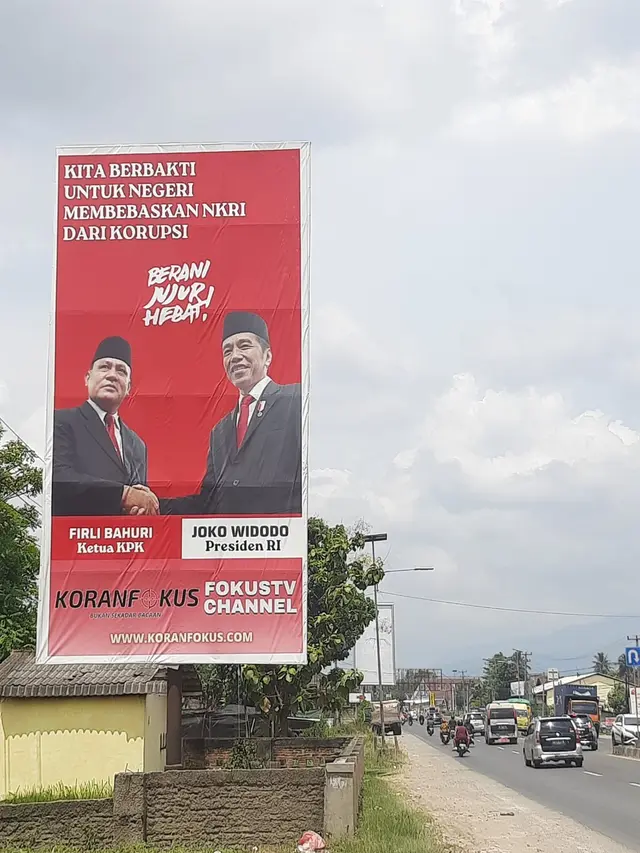 Spanduk bergambar Ketua KPK Firli Bahuri bersama Presden Jokowi. (Istimewa)