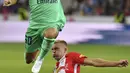 Gelandang Real Madrid, Eden Hazard berusaha melewati pemain Red Bull Salzburg, Rasmus Kristensen selama pertandingan persahabatan di Red Bull Arena, Austria (8/8/2019). Winger asal Belgia itu mencetak gol perdananya untuk klub barunya Real Madrid. (AP Photo/Kerstin Joensson)