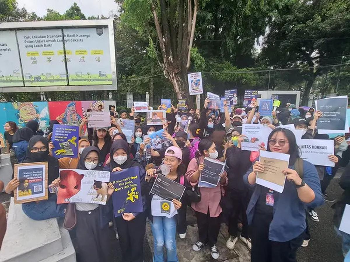 6 Potret K-Popers Demo Tolak Kenaikan PPN 12 Persen, Semua Fandom Bersatu