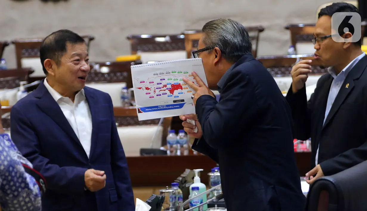 Menteri PPN/Kepala Bappenas Suharso Monoarfa (kiri) berbincang saat menghadiri rapat kerja dengan Komisi XI DPR di Jakarta, Rabu (8/6/2022). Rapat tersebut terkait pengambilan keputusan mengenai asumsi dasar dalam pembicaraan pendahuluan RAPBN Tahun Anggaran 2023. (Liputan6.com/Angga Yuniar)