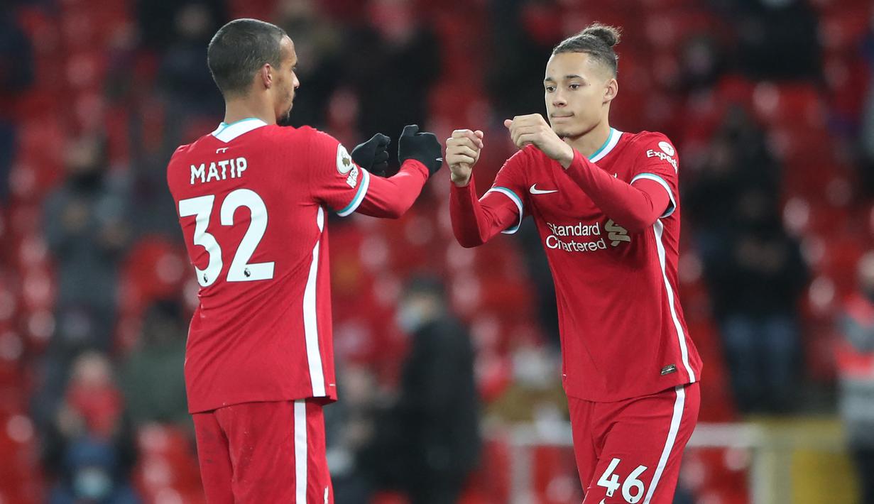 Bek Liverpool, Rhys Williams (kanan) bersiap memasuki lapangan menggantikan Joel Matip saat menghadapi West Bromwich Albion pada laga Liga Inggris 2020/2021 di Anfield Stadium, Liverpool (27/12/2020). Baru saja kembali dari masa peminjaman bersama Blackpool pada tengah musim 2022/2023, Rhys Williams yang berusia 22 tahun belum pernah sekalipun dimainkan Jurgen Klopp di semua ajang musim ini. (AFP/Pool/Nick Potts)
