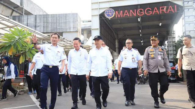 Menteri Perhubungan Dudy Purwagandhi meninjau langsung pelayanan di dua stasiun KRL (Foto: istimewa)