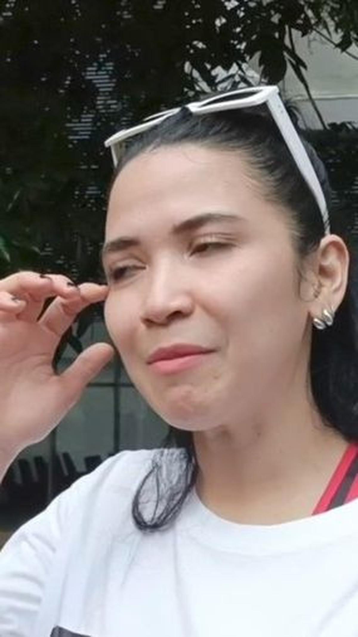 Soal keluarga, Dinda juga merasa bebas dari tekanan. Orang tuanya sudah tidak ada, sehingga tidak ada ekspektasi besar untuk segera menikah. "Keluarga kebetulan kan orang tua udah nggak ada dua-duanya, jadi lebih santai lagi. Yaudah, let it flow aja," ung