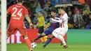 Striker Barcelona, Luis Suarez, melepaskan tendangan saat pertandingan melawan Olympiakos pada laga Liga Champions di Stadion Camp Nou, Kamis (19/10/2017). Barcelona menang 3-1 atas Olympiakos. (AFP/Lluis Gene)