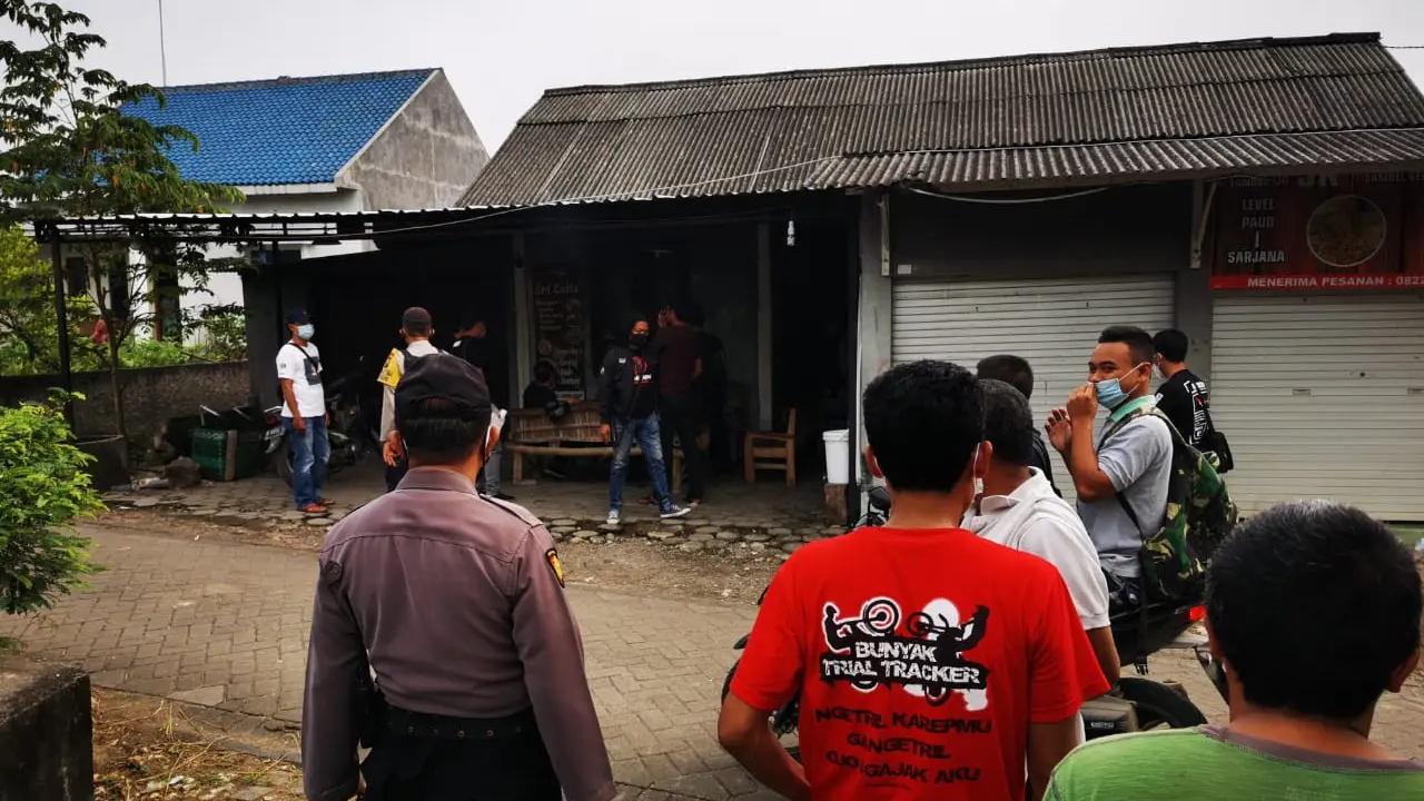Penangkapan terduga teroris di Bojonegoro. (Ahmad Adirin/Liputan6.com)