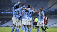Penyerang Manchester City, Raheem Sterling bersama rekannya merayakan gol pembuka ke gawang Wolves pada pertandingan Liga Inggris di stadion Etihad, Rabu (3/3/2021).  Dengan hasil ini, Manchester City sudah meraih 15 kemenangan beruntun di Liga Inggris. (Carl Recine/Pool via AP)