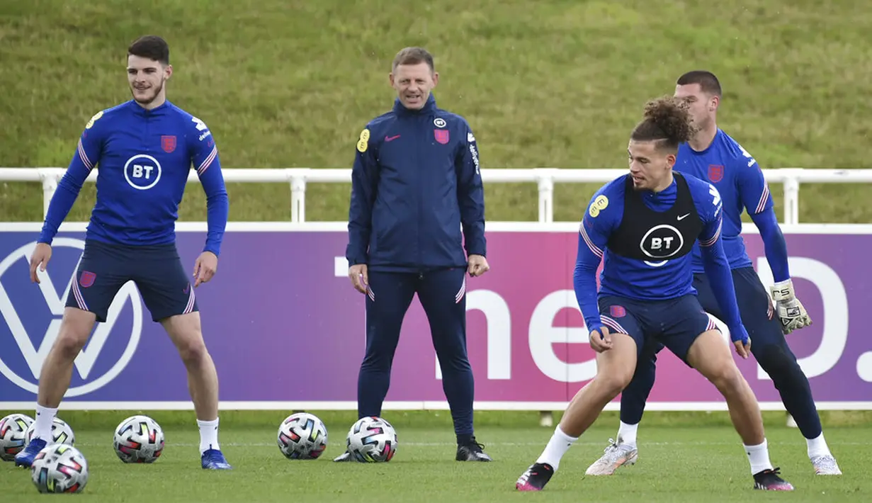 Pemain Inggris Declan Rice (kiri) dan Kalvin Phillips saat sesi latihan di St George's Park, Burton upon Trent, Inggris, Senin (5/7/2021). Inggris akan melawan Denmark pada pertandingan semifinal Euro 2020. (AP Photo/Rui Vieira)