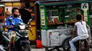 Suasana Pedagang Kaki Lima di kebayoran lama, Jakarta, Selasa (21/9/2021). Untuk mendorong pertumbuhan ekonomi dampak PPKM pemerintah mempercepat penyaluran Bantuan Langsung Tunai (BLT) untuk Pedagang Kaki Lima (PKL). (Liputan6.com/Johan Tallo)