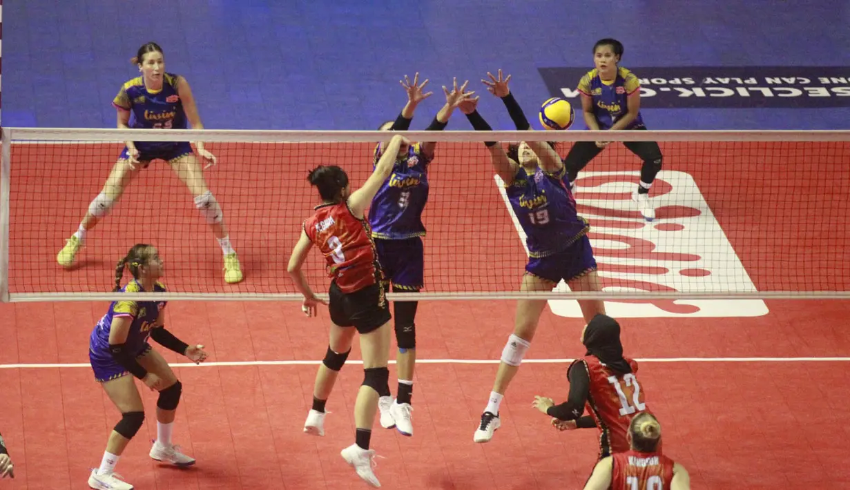 Pemain Jakarta Popsivo Polwan, Reghina Utami (kiri) melepaskan spike yang berusaha diblok dua pemain Jakarta Livin' Mandiri, Angeli Faulina (tengah) dan Liu Yan Han pada laga seri ketiga putaran pertama PLN Mobile Proliga 2024 di GOR PSCC, Palembang, Sumatera Selatan, Sabtu (11/5/2024). Jakarta Popsivo Polwan menang 3-0 (25-19, 25-21, 25-21). (Dok. PBVSI)