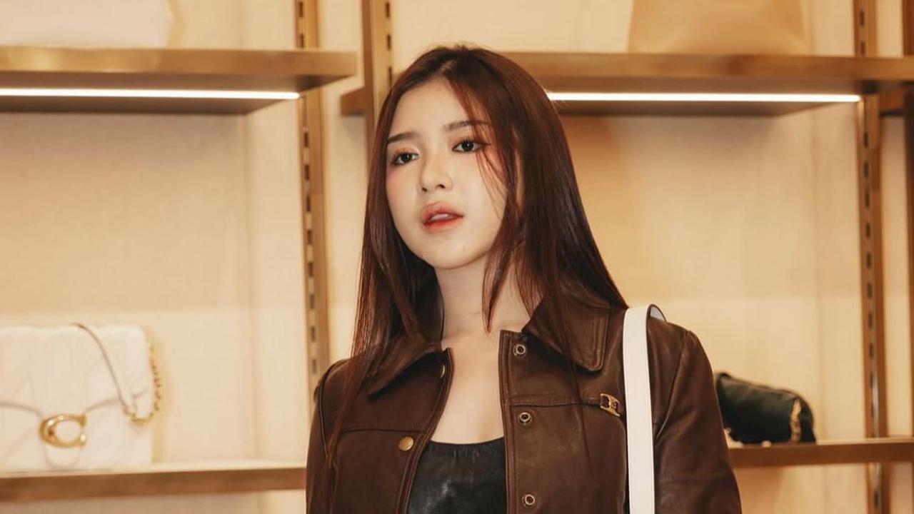 5 Potret Keren Tiara Andini, Gaya Tomboy dengan Jaket Kulit yang Tetap Kalem