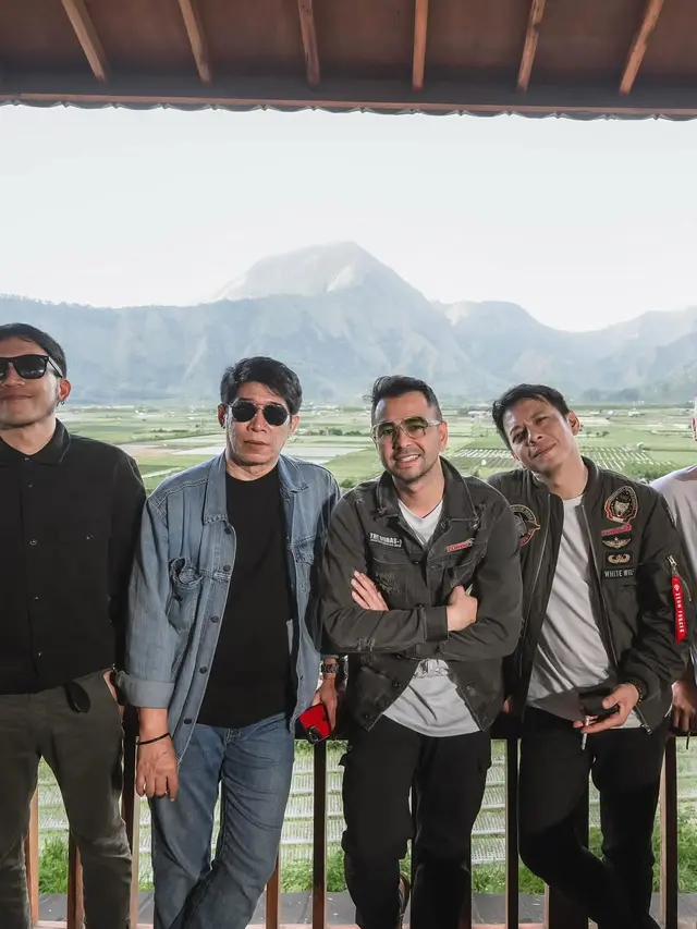 6 Gaya Fashion Ariel NOAH dan Parto Patrio saat Touring ke Lombok, Kompak Abis