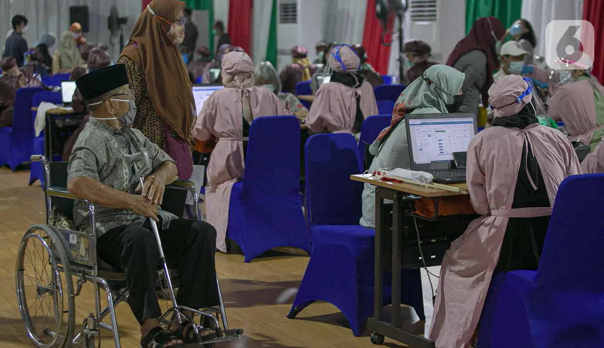 Pasangan lansia berjalan menuju meja skrining sebelum mengikuti vaksinasi COVID-19 i Balai Besar Pelatihan Kesehatan (BBPK) Jakarta Kampus Hang Jebat, Jakarta Selatan, Selasa (23/3/2021). Program vaksinasi itu berlaku bagi lansia pemegang KTP dalam dan luar DKI. (Liputan6.com/Faizal Fanani)