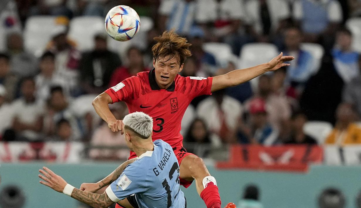 Pemain Korea Selatan, Kim Jin-su (atas) berebut bola diurdara dengan pemain Uruguay, Guillermo Varela dalam laga yang di dominasi oleh Timnas Uruguay tersebut. (AP Photo/Martin Meissner)