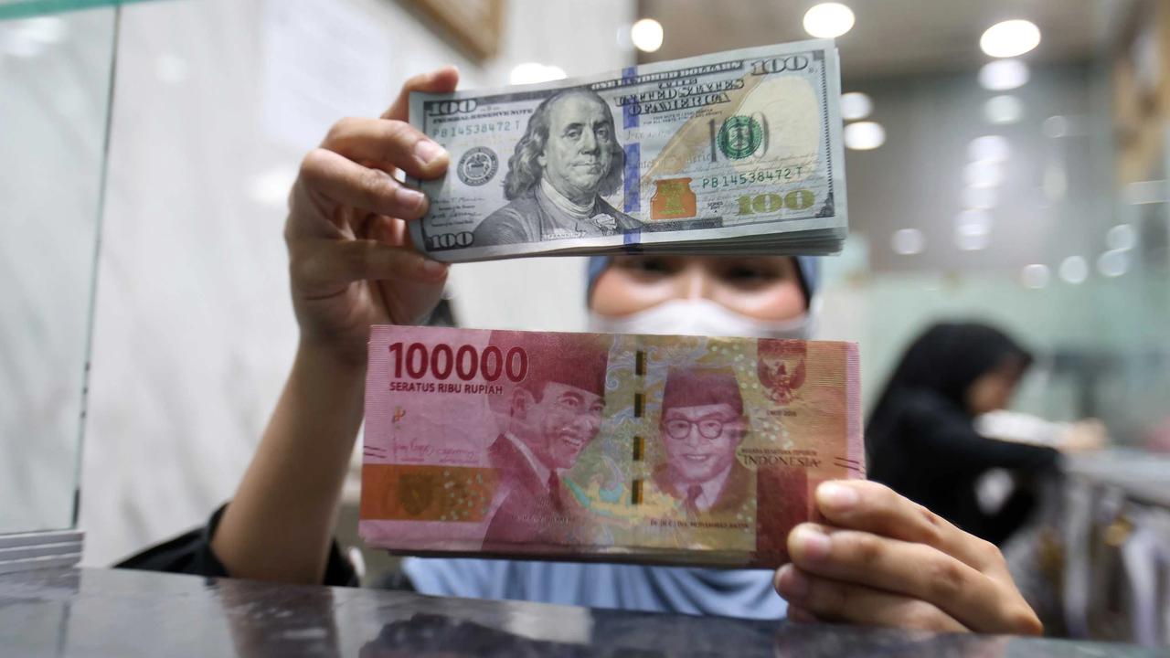 FOTO: BI Akan Memperketat Pembelian Dolar AS di Tengah Tekanan Rupiah