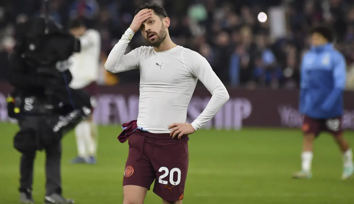 Ekspresi kecewa gelandang Manchester City, Bernardo Silva setelah takluk 0-1 dari Aston Villa setelah berakhirnya laga pekan ke-15 Liga Inggris 2023/2024 di Villa Park, Birmingham, Kamis (7/12/2023) dini hari WIB. (AP Photo/Rui Viera)