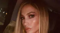 Jennifer Lopez Memukau dengan Tas Tangan Berbentuk Uang Dolar
