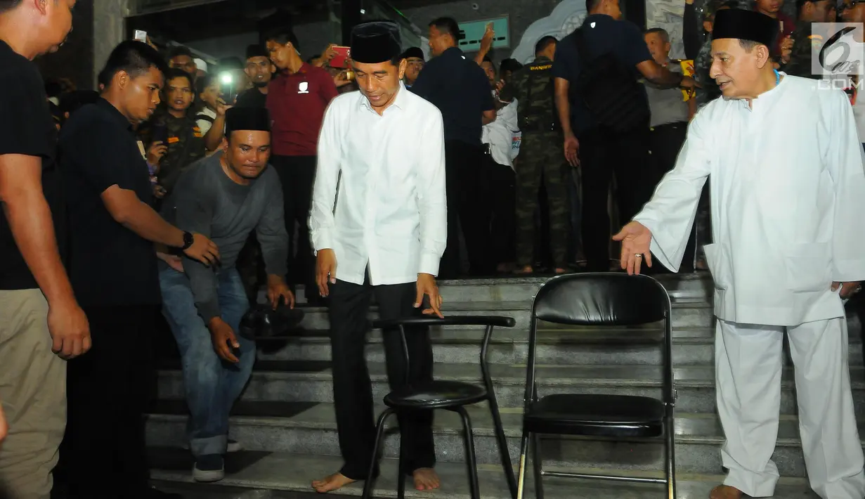 Capres nomor urut 01 Joko Widodo atau Jokowi (kiri) bersama Habib Luthfi bin Yahya (kanan) usai menjalankan ibadah dalam kampanye terbuka di Alun-Alun Brebes, Jawa Tengah, Kamis (4/4). Jokowi menargetkan kemenangan lebih dari 80 persen di Brebes. (Liputan6.com/Angga Yuniar)