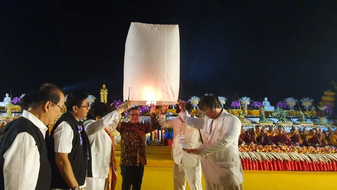 Ribuan lampion dilepaskan dari Candi Borobudur, menandakan puncak perayaan Hari Raya Waisak 2019 oleh umat Buddha di Indonesia. (Istimewa)