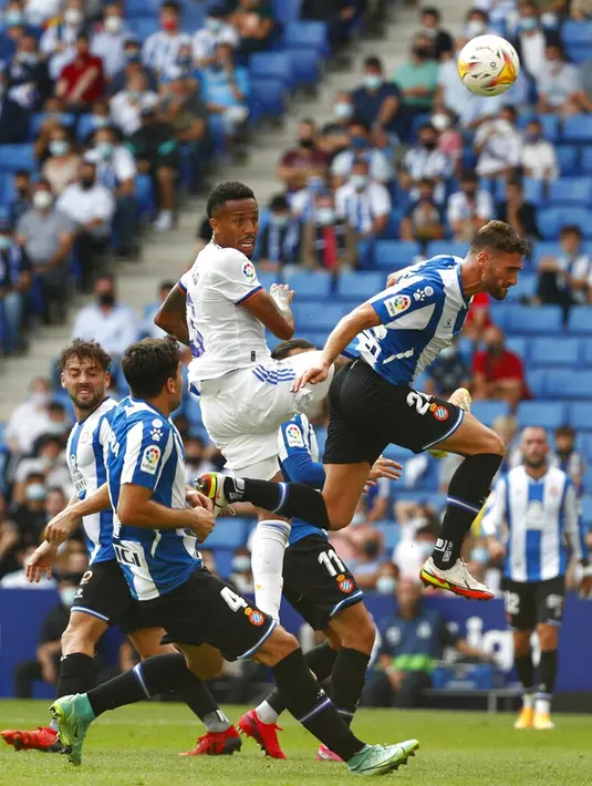 Pemain Real Madrid Eder Militao berebut bola dengan pemain RCD Espanyol Sergi Gomez pada pertandingan La Liga Spanyol di Stadion Cornella-El Prat, Barcelona, Spanyol, Minggu (3/10/2021). Real Madrid kalah 1-2. (AP Photo/Joan Monfort)
