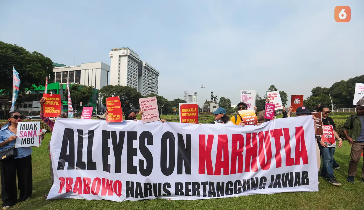 Mahasiswa membentangkan spanduk bertuliskan “All Eyes on Karhutla, Prabowo Harus Bertanggung Jawab” saat menggelar aksi unjuk rasa di kawasan Tugu Tani, Jakarta Pusat, Selasa (20/10/2026). Spanduk tersebut menjadi bentuk kritik terhadap penanganan kebakaran hutan dan lahan di Kalimantan. (KLY/Budy Santoso)