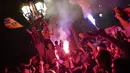 <p>Suporter Barcelona merayakan kemenangan setelah tim mereka memenangkan kejuaraan La Liga Spanyol dengan mengalahkan rival sekota Espanyol di Barcelona, Spanyol, Minggu (14/5/2023). (AP Photo/Joan Mateu Parra)</p>
