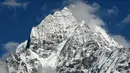 Pemandangan Gunung Himalaya Gunung Thamserku (ketinggian 6618 meter) dari desa Khumjung di wilayah Everest, sekitar 140km timur laut Kathmandu (16/4). (AFP Photo/Prakash Mathema)
